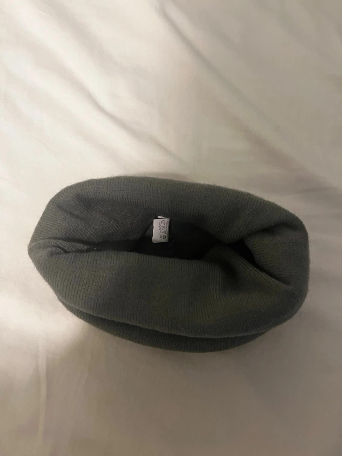 Grå mössa med tryck från Groovy Visions - 2