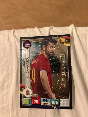 Diego Costa Limited Edition – Adrenalyn XL 2018 World Cup - Säljer ett Diego Costa Limited Edition-kort från Adrenalyn XL Road to FIFA World Cup 2018 Russia. Kortet är i mint-skick – jag har öppnat paketet men kortet är aldrig använt. Perfekt för samlare eller som present!
