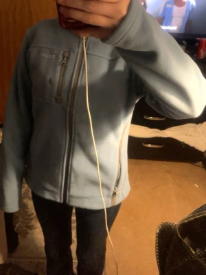 Flis tröja - Jätte gosig varm. Bra att ha under jackan / på vandringar i naturen / i skidbacken❤️ helt ny