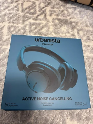 Urbanista Valencia - Urbanista Valencia trådlösa over-ear hörlurar med aktiv brusreducering, upp till 50 timmars batteritid, Bluetooth multipoint, röstassistentstöd och vikbar design. 3,5 mm AUX-ingång.
