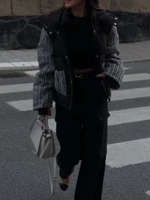 Svart cloeys jacka med tweed ärmar - Jacka från cloeys!! Så fin och armarna är avtagbara 🥰 nypris 5900