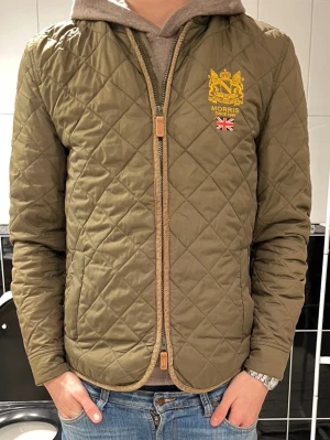 Olivgrön quiltad jacka från Morris - Säljer en olivgrön quiltad jacka från Morris i mycket bra skick perfekt nu till våren, nypris ca 2000 kr säljs nu för endast 495 kr!!🤝🍾Hör av er vid minsta intresse eller fundering , först till kvarn!!✨😊🍾
