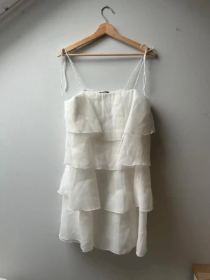 volangklänning Gina Tricot - Oanvänd volangklänning från gina tricot köpt för 699 och i storlek S❤️