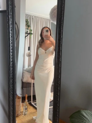 Nimes slip dress - Adoore klänning - nimes slip dress i färgen ”off white”. Endast använd 1 gång!