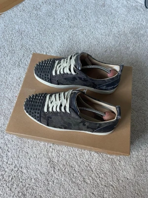 Christian Louboutin junior spikes - As snygga loubs i 41 men passar upp t 42! Spklart äkta och rare färg! Allt på bilderna ingår, skriva vid funderingar . Inga skambud tack