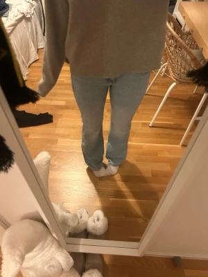 Lågmidjade jeans  - Lågmidjade bootcut jeans ifrån bikbok i modellen Mira, storleken 26/32 (xs-s). Använda en gång så inprinsip helt nya.Skriv om ni har frågor, vill ha fler bilder, mått eller komma med prisförslag💘💘
