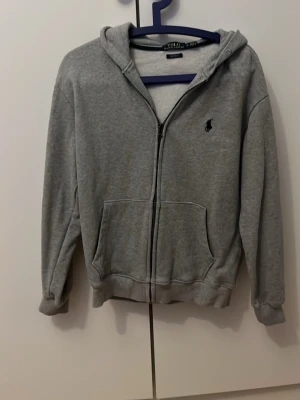 Polo Ralph Lauren hoodie - Tröjan är orginalt storlek M men den har minskat till xs. Den passar mig som är 168 så om du är runt 163/169 så passar den här perfekt för dig priset kommer ligga på 199 men priset kan absolut diskuteras. Och skriv för mer bilder eller frågor 