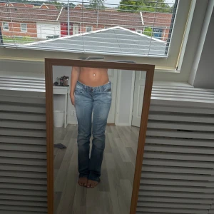 Lågmidjade jeans - Jeans jag köpte på plick men var tyvärr stora för mig! Det finns dock ett litet (knappt märkbart) hål vid en av fickorna och därför sänkt priset. Meddela om du vill ha tydligare bild!!  Midjemått	39 cm rakt över  Innerbenslängd	81 cm  Storlek	W28 L34