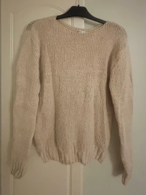 Stickad tröja subdued - Stickad tröja från subdued köpt i paris. Knappt använd, fin i materialet, nytvättad💕Står one-size men passar S