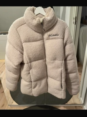 Teddy jacka - Säljer en teddy jacka från Columbia med Thermarator-fyllning🧸 Använd endast 1 gång! Slutsåld på de flesta sidor🥰   Storlek: XS, men skulle säga att den passar en S oxå beroende på längden på armar och överkropp. Jag brukar ha S i jackor och den passar mig perfekt(är 163cm). Från axeln och ned så är de ca 76cm. Har tyvärr ingen bild med den på själv.  Den har ett litet svart märke(se bild 3) som knappt syns för blotta ögat på vänster axel. Går säkert bort i tvätten☺️  Hör av dig vid frågor!✨