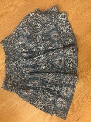 Mönstrad sommarkjol - Superfin trendig sommarkjol från SHEIN med låg midja och volanger!! Kom gärna med frågor eller prisförslag💕💕