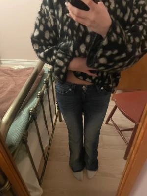 Blå bootcut jeans med låg midja - Säljer ett par mörkblå jeans pågrund att jag inte använder dom. Priset kan diskuteras🥰