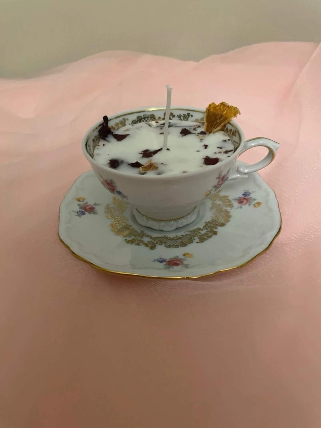 Doftljus i en vit tekopp med blommor i doft utav vanilj nr 5 - 2