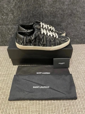 Saint Laurent skor - Hej, vi säljer nu dessa jäkligt schyssta saint Laurent skorna. Dom e väldigt sällsynta och säljs därför för detta pris! Hör av er vid frågor.