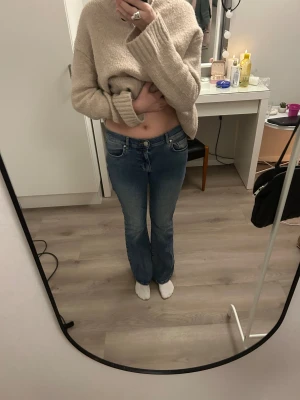 Low Flare Waist S Length 30 jeans  - Jätte snygga och fina Low Flare Waist jeans från BikBok i storlek S/30! Jeansen är i mycket bra skick👀✨Säljs då de inte kommer till användning någon mera! Jeansen har både fickor på framsidan och baksidan! Matrialet är gjort av 94% bomull, 4% Elastomul tester och 2% Elastan!  Jeansen känns sköna och bekväma att ha på sig och kan stylas med bas plagg mm! Orginal pris är 699 kr och jeansen är hela med inga fläckar osv! Pris kan diskuteras! ☺️