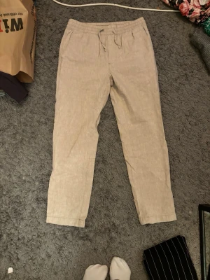 Linnebyxor  - Linnebyxor från Cubus, skick är svårt att sätta exakt då alla har olika åsikter men enligt mig är skicket bra och jag kan inte hitta några skador när jag kollar igenom