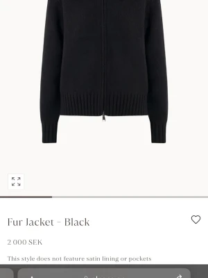 Svart pälsjacka från Alessa - Säljer en svart pälsjacka från Alessa med dragkedja framtill och stora fluffiga fuskpälsdetaljer på huvan. Jackan har ribbade muddar vid ärmslut och nederkant, samt en mjuk och varm känsla. Perfekt för dig som vill ha en stilren men ändå statement jacka.                Använt fåtal gånger men kommer ej till användning därav säljer jag den,pris kan diskuteras💕✨