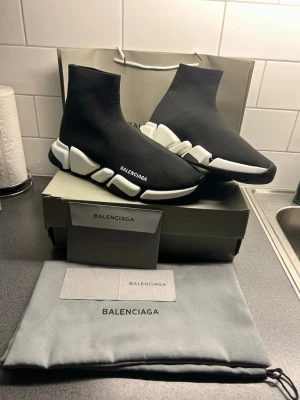 Sneakers  - Helt nya aldrig använda,allt medföljer 