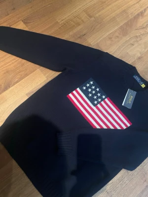Polo Ralph Lauren flag sweatshirt  - Polo Ralph Laurens klassiska och populära flag sweatshirt. den är nästan helt ny har endast provat den, tveka inte att skicka ett meddelande om du har frågor! fraktar oftast inom en dag. 
