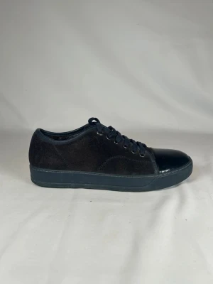 Lanvins - Säljer ett par svarta Lanvins i storlek 41,5. Skorna är i mycket fint skick, väl omhändertagna och nyligen impregnerade. De är sparsamt använda och ser riktigt fräscha ut. Skotträd kan skickas med vid rätt pris. Priset är inte fast utan kan diskuteras vid snabb och smidig affär. Hör gärna av er vid frågor eller om ni vill ha fler bilder!