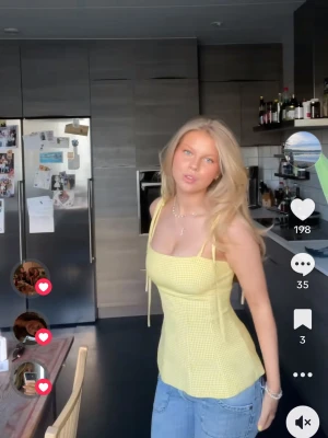 Gul och vit rutig korsettopp från Zara - Supersöt korsettopp från Zara i gul och vit rutig design. Toppen har smala axelband som knyts och en figurnära passform. Materialet känns lätt och somrigt, perfekt till jeans eller kjol. Storlek S enligt lappen.