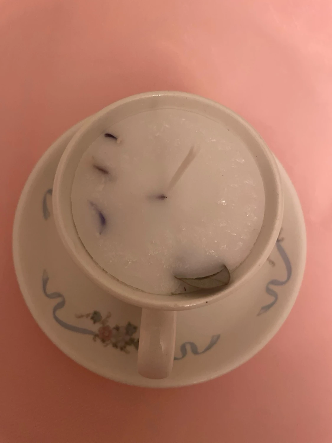 Doftljus av vaniljdoft i en vit tekopp med blommor och blåa streck nr 3 - 4