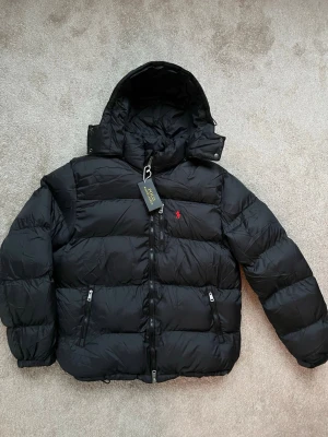 Polo Ralph Lauren Jacka - Säljer en helt oanvänd Polo Ralph Lauren jacka! Alla lappar sitter kvar! Vill bli av med den så kan säljas lite billigare vid snabb affär! Hör av dig vid minsta fråga!