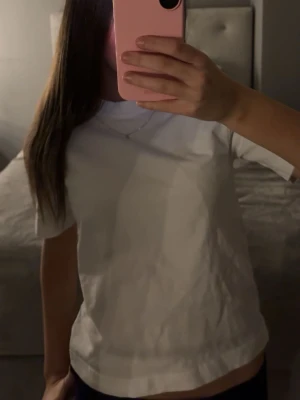 Vit t-shirt - jätteskön vit t-shirt från gina tricot. Enkel och passar till allt💝 storlek xxs men sitter precis som xs🥰