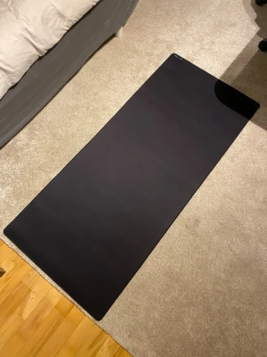 Mionix Alioth 3XL Mousepad - Mionix Alioth 3XL är en extra stor musmatta perfekt för gaming och kontor. Den har en mjuk textilyta för smidig musrörelse och en halkfri undersida. Mattan är i mycket gott skick utan synligt slitage eller fläckar.