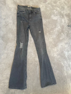 Grå bootcut jeans från ONLY - Skit fina only jeans med egna hål helt nya passar s och xs 💕