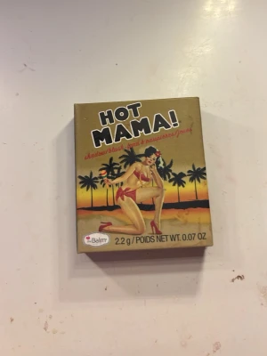 theBalm Hot Mama! rouge - Hot Mama! från theBalm är ett rouge i en persikotonad nyans med guldigt skimmer. Kommer i en kompakt förpackning med spegel och retroinspirerad design. Perfekt för att ge kinderna en fräsch glow och highlight-effekt.