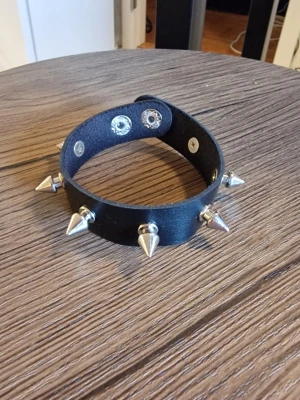 Armband punk - Armband punk. Gotisk punk PU-läderarmband med spikar. Unisex. Handledsmanchetter för vardag & fest. Längd 22 cm.
