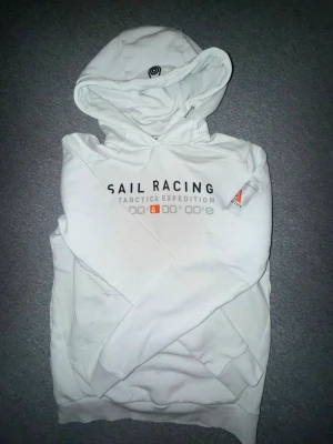Vit Sail Racing hoodie - Säljer då denna hoodie för att jag är inte i behov av den. Har använt den ungefär 2-3 gånger  Den är i storlek M men passar även S