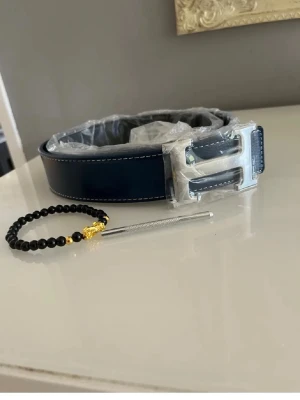 Mörkblått H bälte  - Säljer mitt herrmes bälte 115cm helt nytt. Armband ingår. Hör av er vid frågor och funderingar 