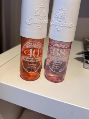 Sol de Janeiro duo mist - Två Brazilian Crush Cheirosa body mists: 40 (Black Amber Plum & Vanilla Woods) och 68 (Brazilian Jasmine & Pink Dragonfruit). Perfekta för dig som vill ha fräscha och trendiga dofter i vardagen.