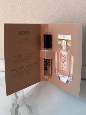 BOSS The Scent EdP provflaska - Upptäck BOSS The Scent Eau de Parfum i smidig provstorlek. Innehåller noter av persika, osmanthus och vit mysk. Perfekt att ta med i väskan för en fräsch känsla när du vill. Som ni ser på bilden är den lite använd!