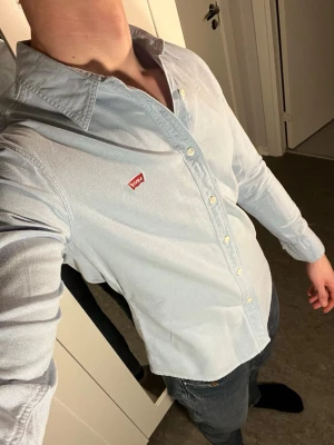 Ljusblå skjorta från Levi's - Skjorta från levis, storlek S