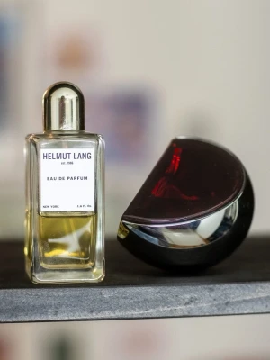 Parfym splitt: Helmut Lang, McQueen Kingdom - Splittar två riktiga rariteter i begränsad mängd:   50kr/ml  Helmut Lang Eau De Parfum från 2000. Helmut är en ljuvligt pudrig doft med lavendel, trä och vanilj. Lite vintage i öppningen, lägger sig sen väldigt fint.  . McQueen Kingdom, 2003. Kingdom är en modern och unik kryddig doft, med bl.a. selleri, rabarber, ingefära, nejlika, mossa och rosor.  Minst 2ml per order. Frakt tillkommer. (Går bra med 1ml om man köper någon annan doft)