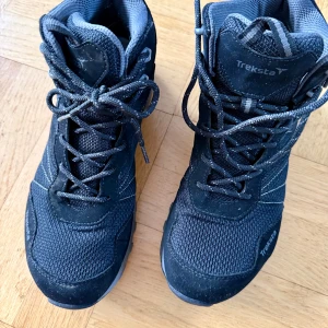 Svart Treksta Goretex vinterkänga  stl 40  - Svart Treksta Goretex vinterkänga stl 40, nästintill oanvänd, säljes. Vattentät och varmfodrad med grov gummisula för bra fäste. 