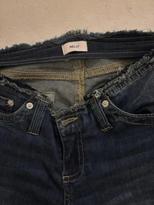 Nelly no waist bootcut jeans - Nellys no waist bootcut jeans i mörkblå. Använda en gång. Köptes för någon månad sedan. Så gott som nya. Nypris 700, pris kan diskuteras.