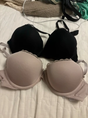 Två set Bh utan push A-B kupa  - Två enkla Bhr som aldrig kommit till användning, ingen push, ingen skadad sömn❤️❤️ En svart och en beige.
