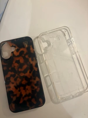 Två mobil från IDEAL OF SWEDEN! - Säljer två mobilskal från Ideal of Sweden. Ett leopardmönstrat och ett transparent. Båda i fint skick, knappt använda. 💕 Säljs tillsammans eller separat – skriv vid frågor! Mobil skalen passar telefonen iPhone 16 plus!