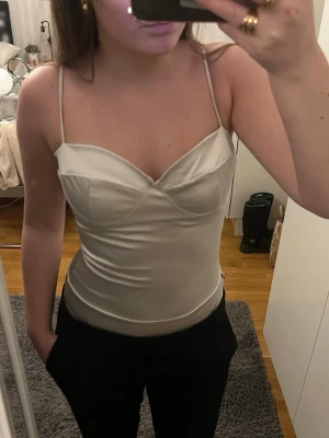 Vit/silvrig body - Säljer en snygg vit/silver body, superfin till fest eller liknande! Säljer för att den är lite för stor för mig, storlek M💞