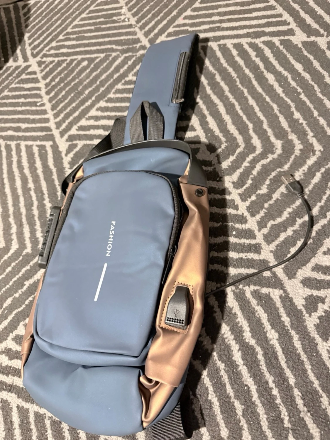 Blå axelväska med USB-port - 2