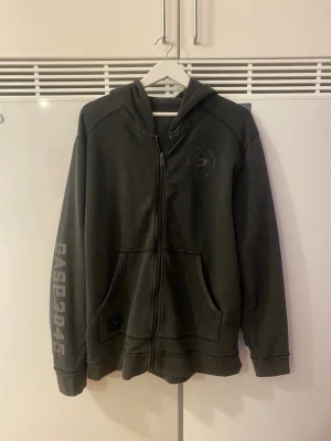 Gasp zip up - Säljer denna feta gasp zip uppen som jag säljer eftersom jag har för mycket av sånt! Om du har några funderingar är det bara att höra av dig! Priset är diskuterbart!