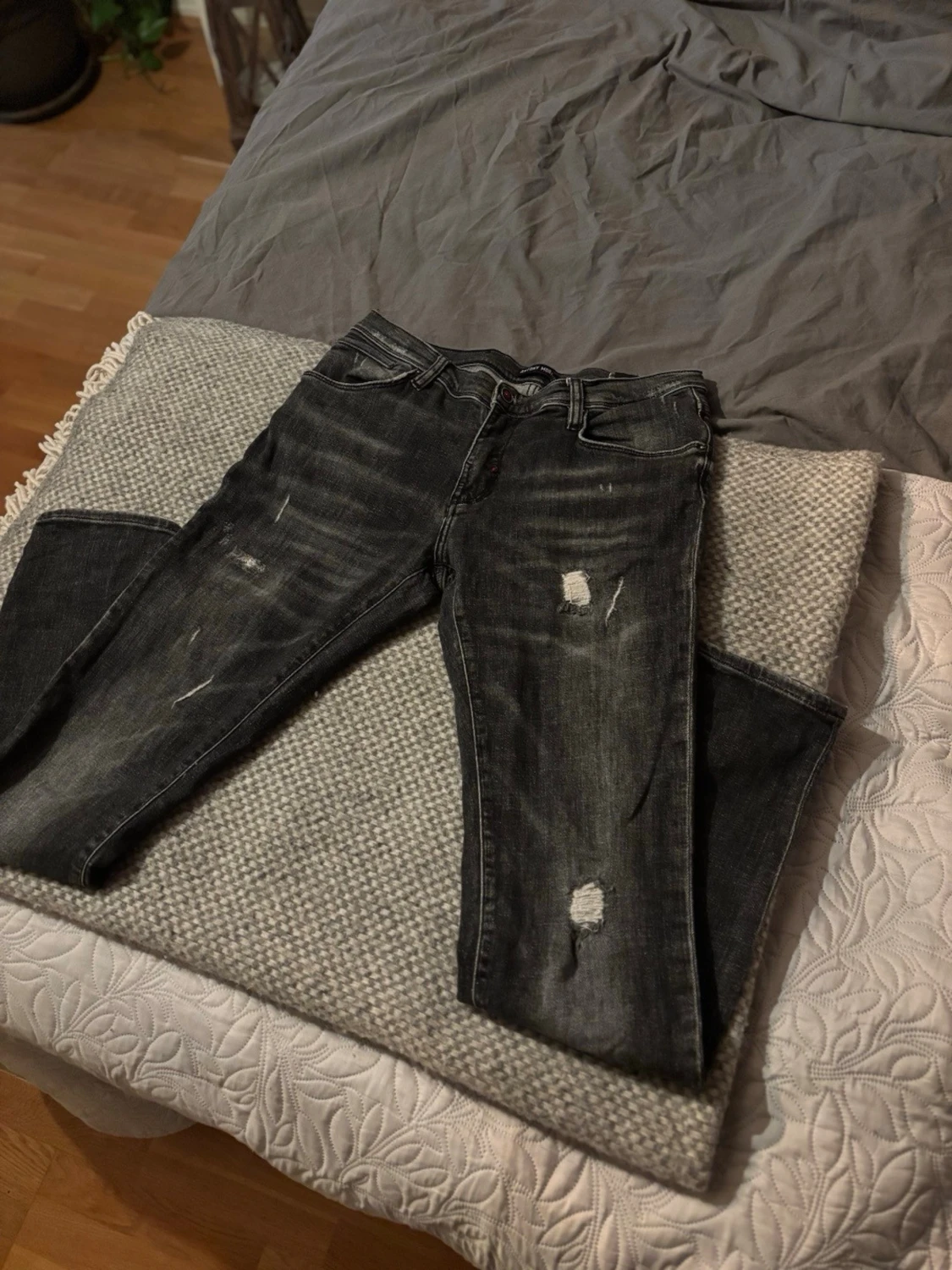 Mörkgråa jeans med slitningar - 1