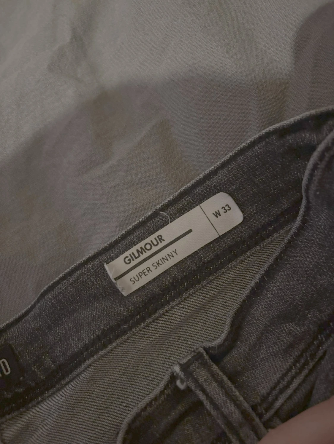 Mörkgråa jeans med slitningar - 2