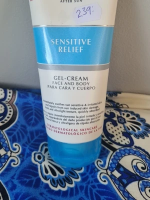Eucerin Sensitive Relief Gel-Cream 200 ml - Gel-cream för ansikte och kropp från Eucerin, speciellt framtagen för känslig hud efter sol. Tuben är vit med blå detaljer och innehåller 200 ml. Konsistensen är lätt och fräsch, absorberas snabbt och lugnar irriterad hud. Passar både ansikte och kropp.
