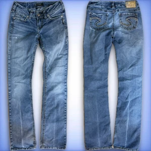 Silver jeans bootcut  - Ett par snygga lågmidjade, bootcut silver jeans i ett fint skick! Midjemått tvärs över: 35cm💙 Innerbenslängd: 83cm💙