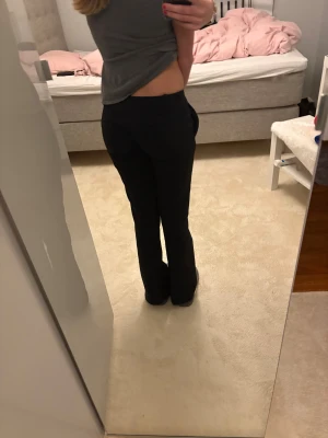 Svarta bootcut kostymbyxor - svarta kostymbyxor, bra passform. 